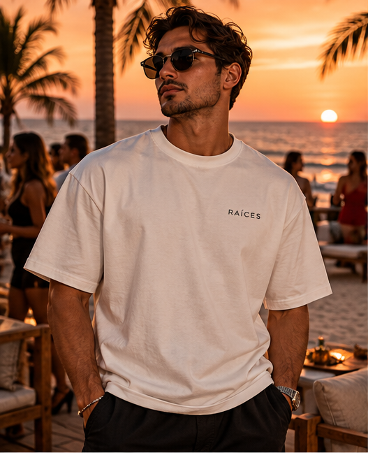 RAÍCES QUÉ PAPASITO Heavy Oversized Tee – Vorderansicht im Beachclub