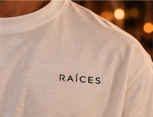 RAÍCES QUÉ PAPASITO Heavy Oversized Tee – Detail Brustlogo