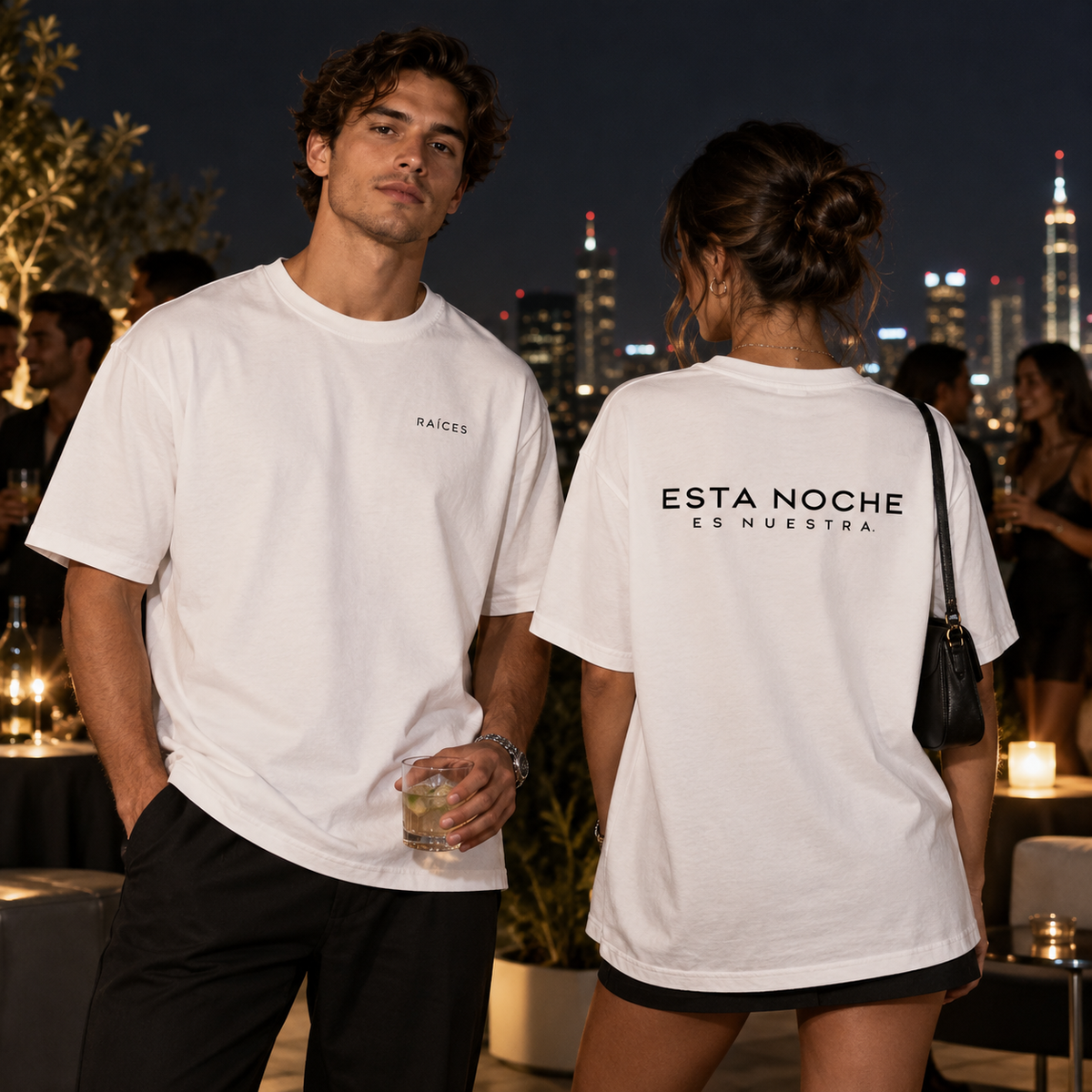 RAÍCES ESTA NOCHE ES NUESTRA Heavy Oversized Tee – Lifestyle- und Produktaufnahme 1