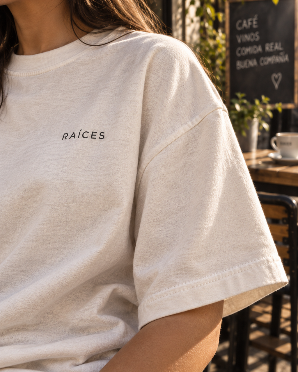 RAÍCES ME GUSTA Heavy Oversized Tee – Lifestyle- und Produktaufnahme 5