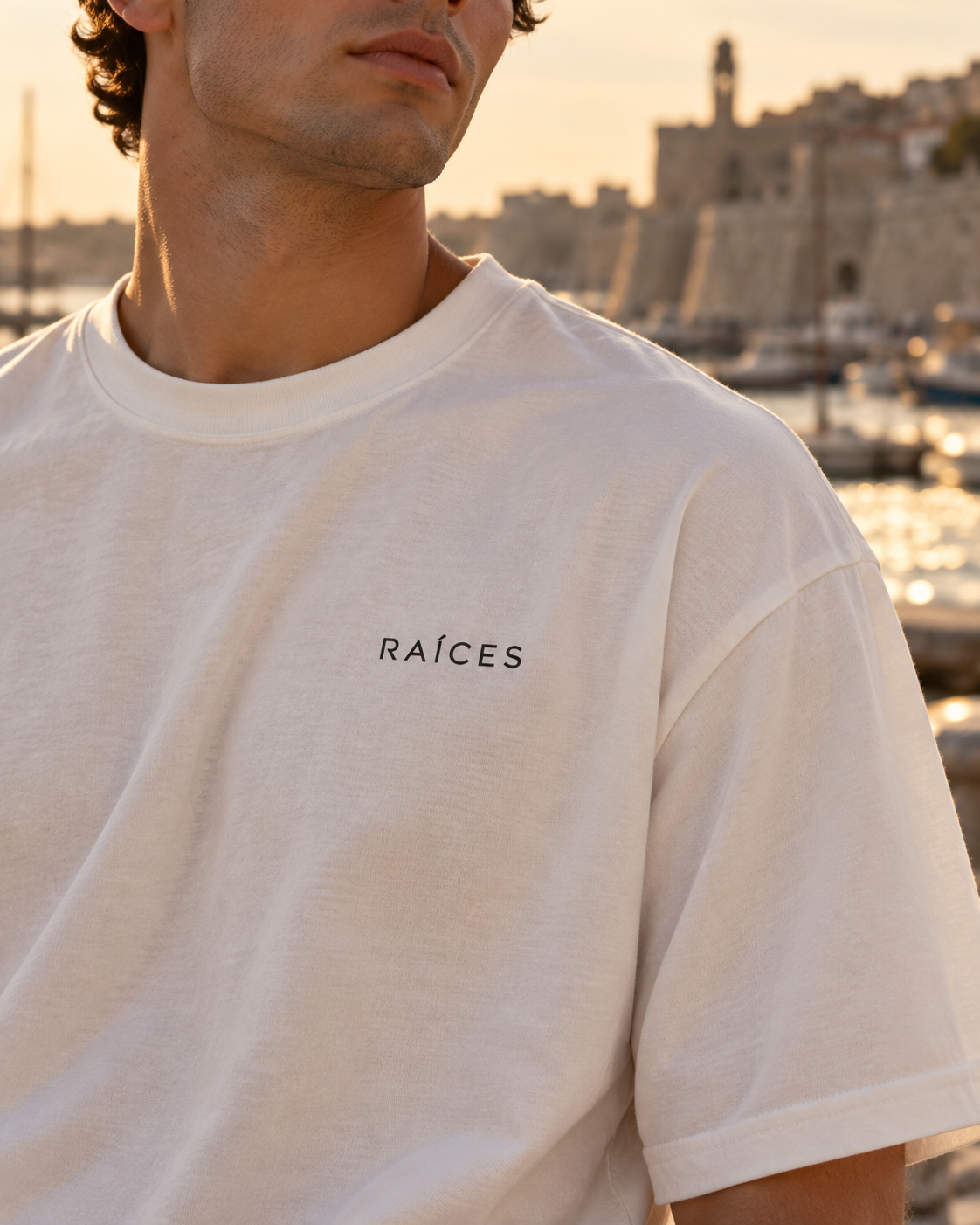 RAÍCES VEN CONMIGO Heavy Oversized Tee – Lifestyle- und Produktaufnahme 5