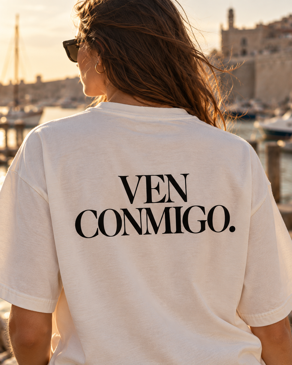 RAÍCES VEN CONMIGO Heavy Oversized Tee – Lifestyle- und Produktaufnahme 4