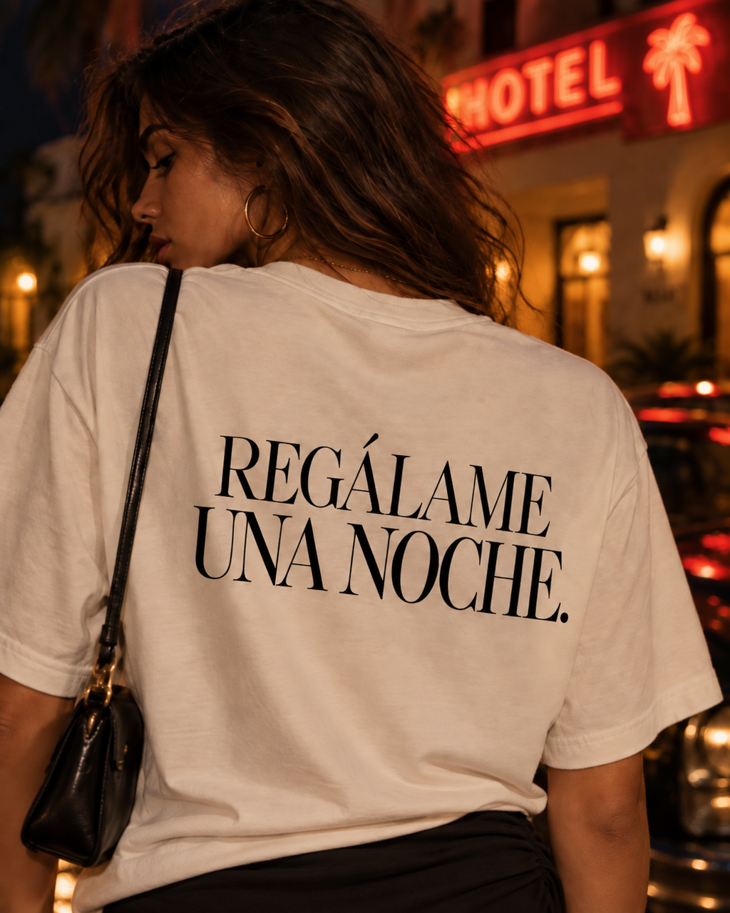 RAÍCES REGÁLAME UNA NOCHE Heavy Oversized Tee – Lifestyle- und Produktaufnahme 5