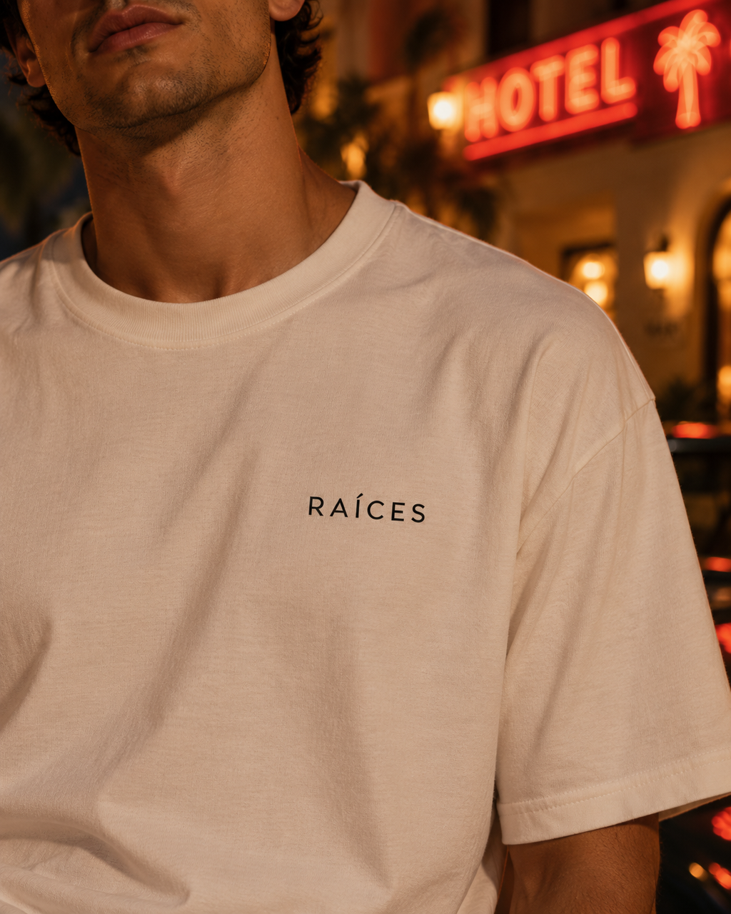 RAÍCES REGÁLAME UNA NOCHE Heavy Oversized Tee – Lifestyle- und Produktaufnahme 4