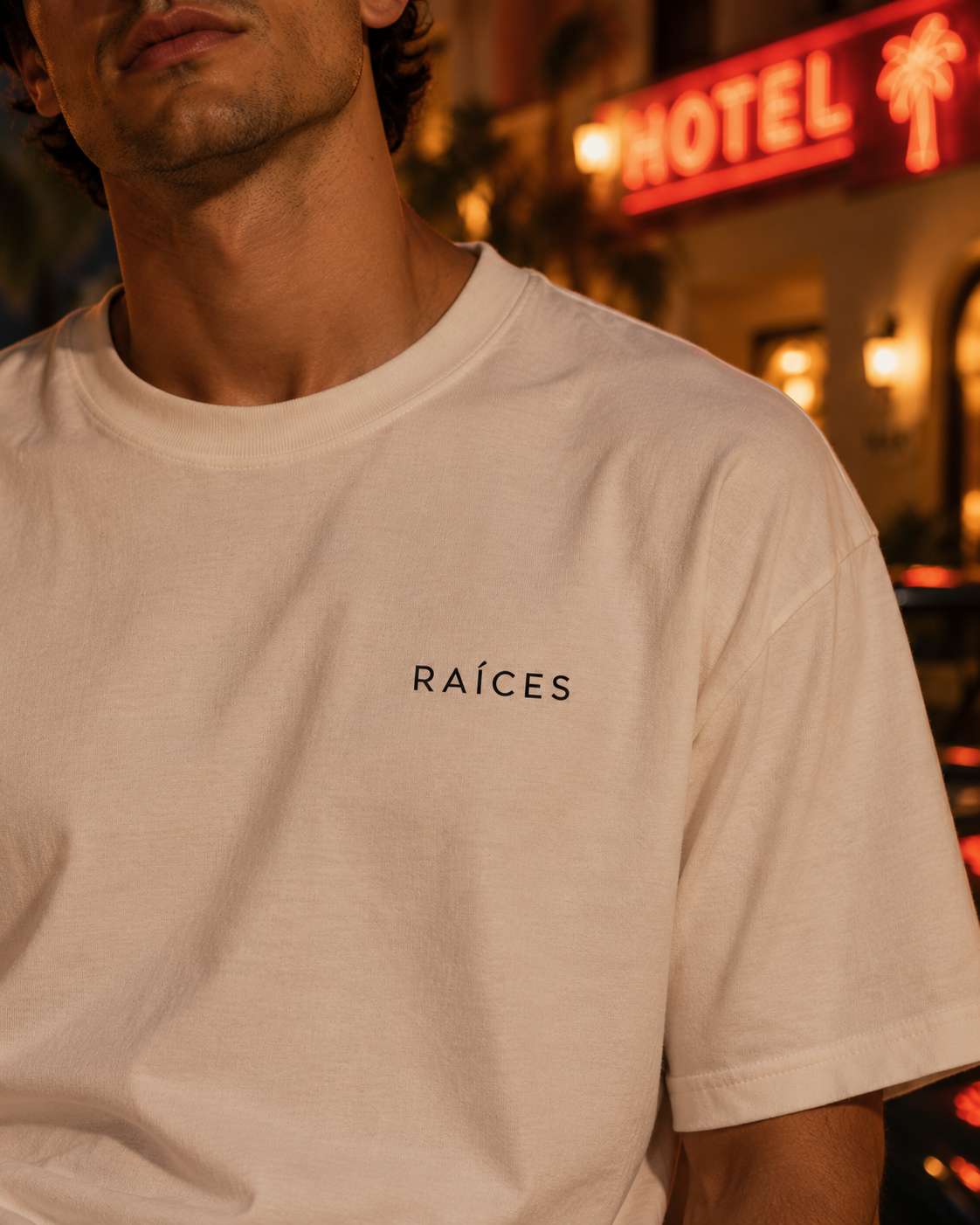 RAÍCES REGÁLAME UNA NOCHE Heavy Oversized Tee – Lifestyle- und Produktaufnahme 4
