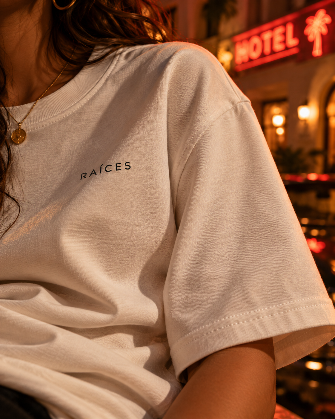 RAÍCES REGÁLAME UNA NOCHE Heavy Oversized Tee – Lifestyle- und Produktaufnahme 6