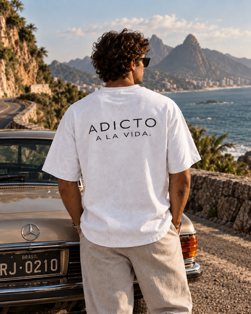 RAÍCES ADICTO A LA VIDA Heavy Oversized Tee – Lifestyle- und Produktaufnahme 2
