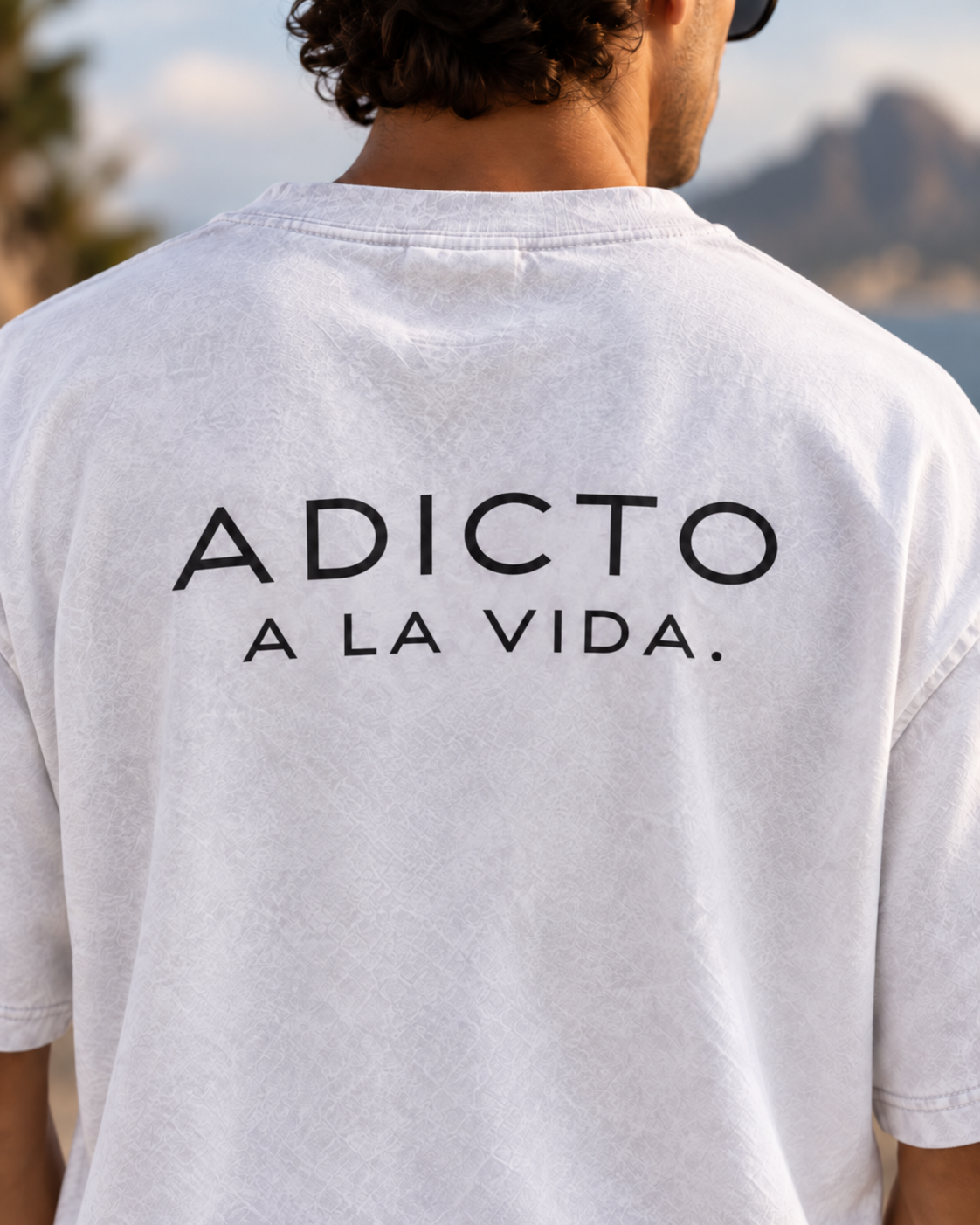 RAÍCES ADICTO A LA VIDA Heavy Oversized Tee – Lifestyle- und Produktaufnahme 4