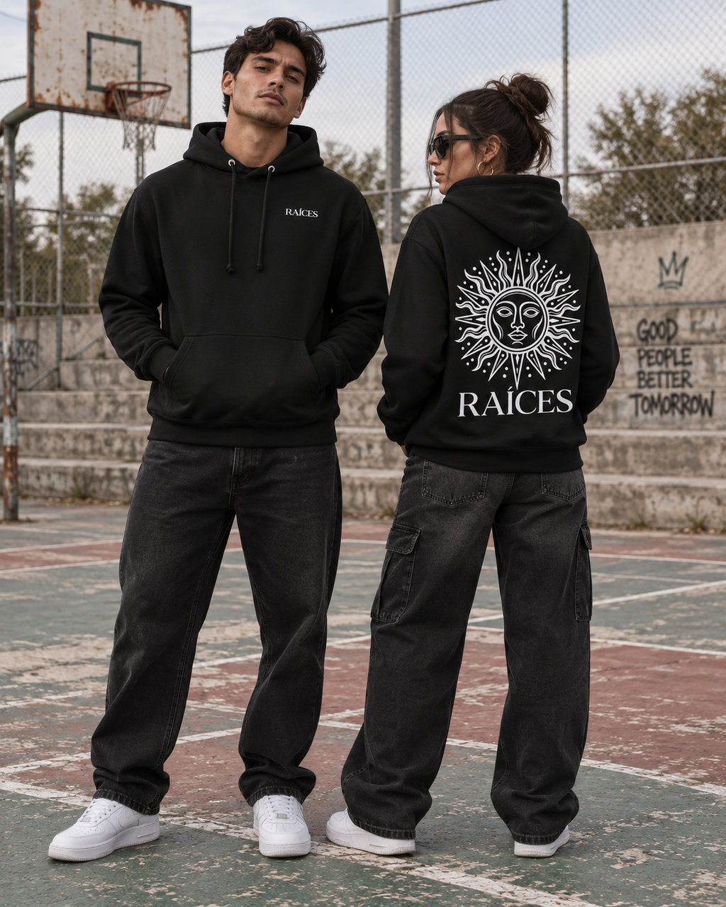 RAÍCES SÍMBOLO Essential Hoodie – Lifestyle- und Produktaufnahme 1