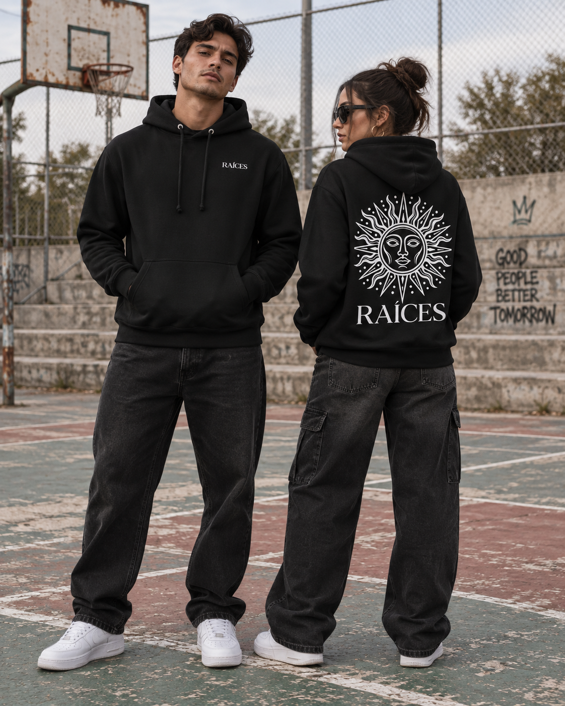 RAÍCES SÍMBOLO Essential Hoodie – Lifestyle- und Produktaufnahme 1