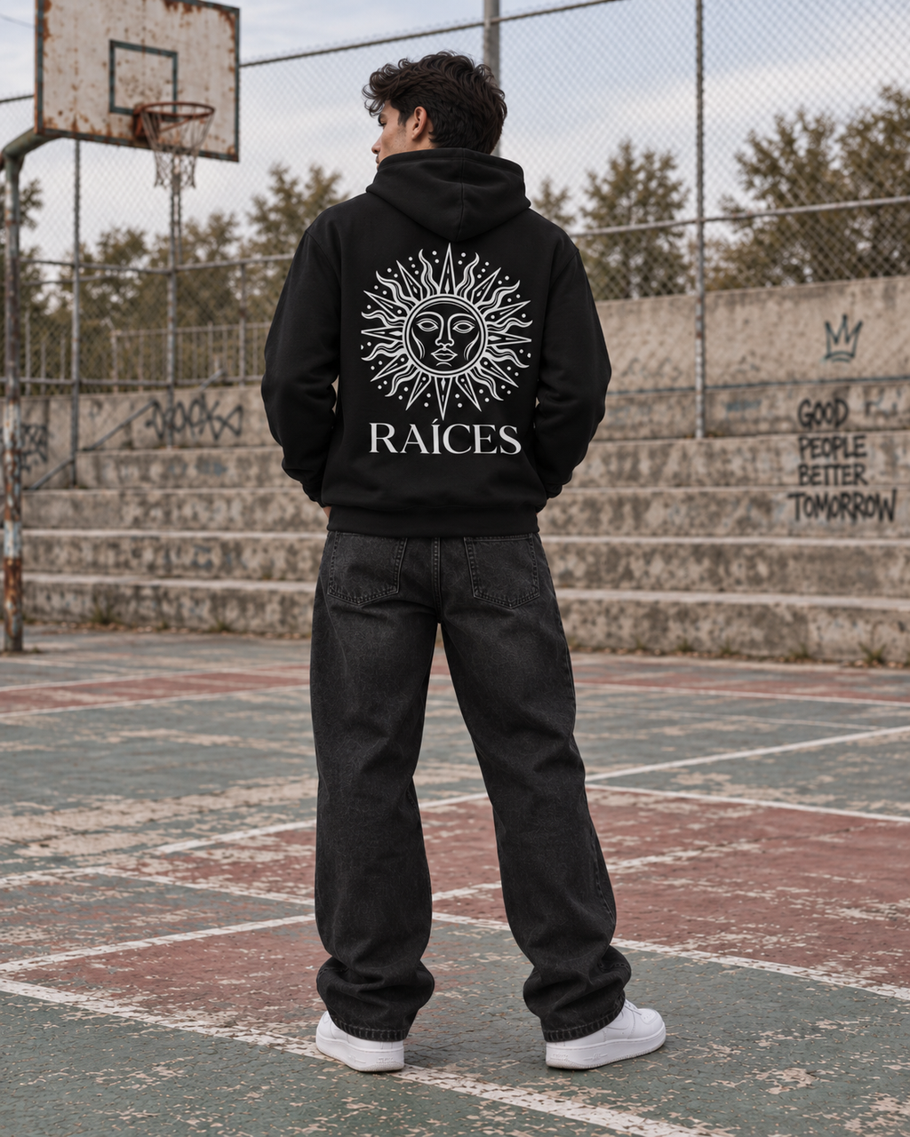 RAÍCES SÍMBOLO Essential Hoodie – Lifestyle- und Produktaufnahme 2