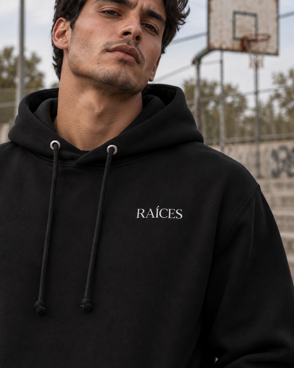 RAÍCES SÍMBOLO Essential Hoodie – Lifestyle- und Produktaufnahme 4