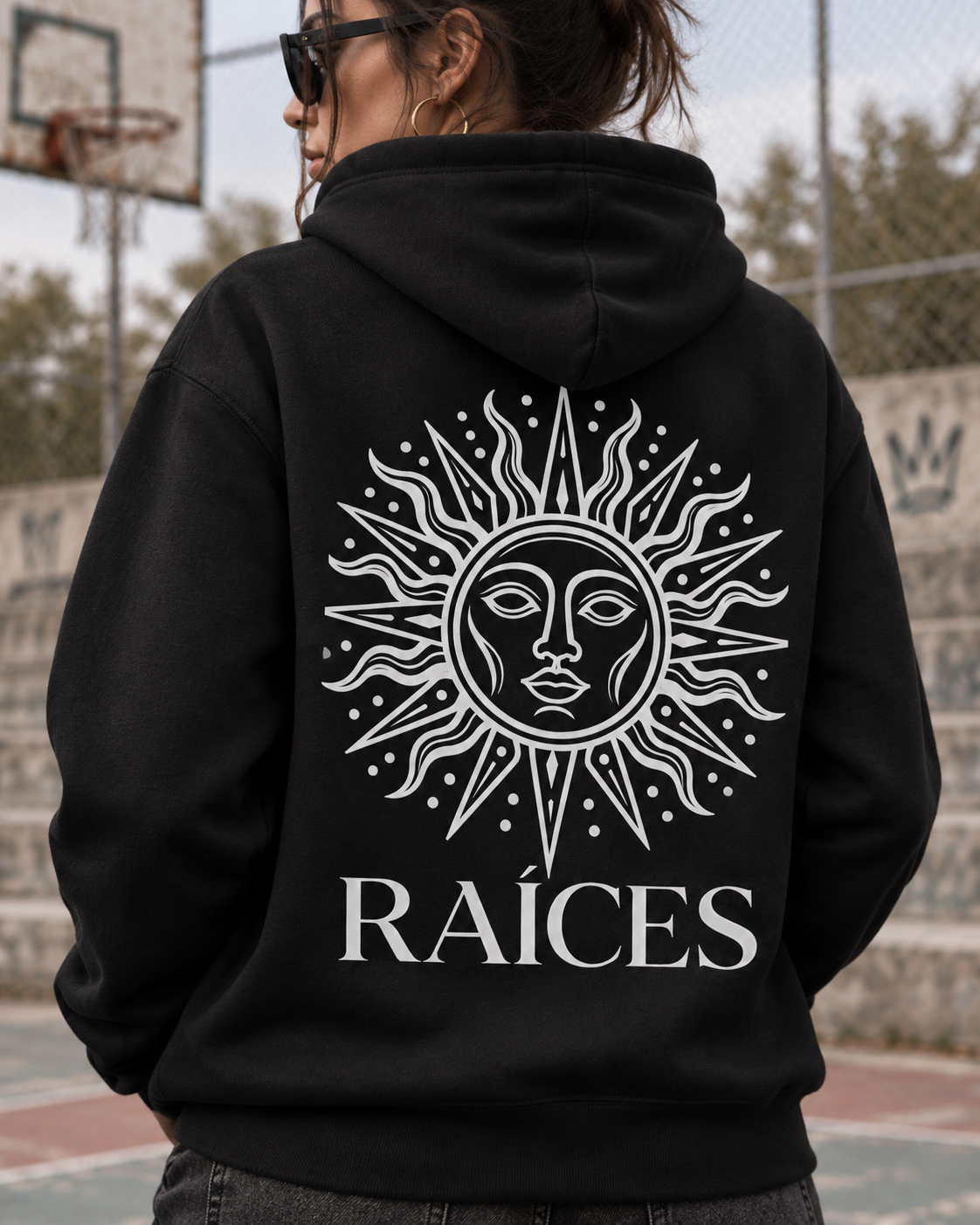 RAÍCES SÍMBOLO Essential Hoodie – Lifestyle- und Produktaufnahme 5
