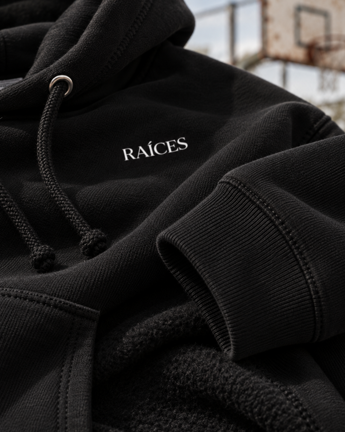 RAÍCES SÍMBOLO Essential Hoodie – Lifestyle- und Produktaufnahme 6