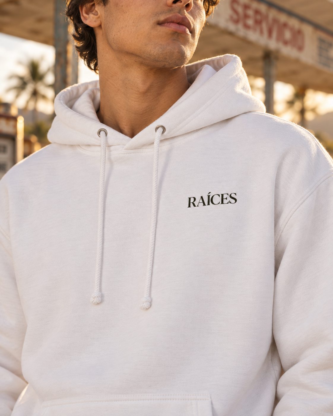 RAÍCES SUDAMÉRICA Essential Hoodie – Lifestyle- und Produktaufnahme 4