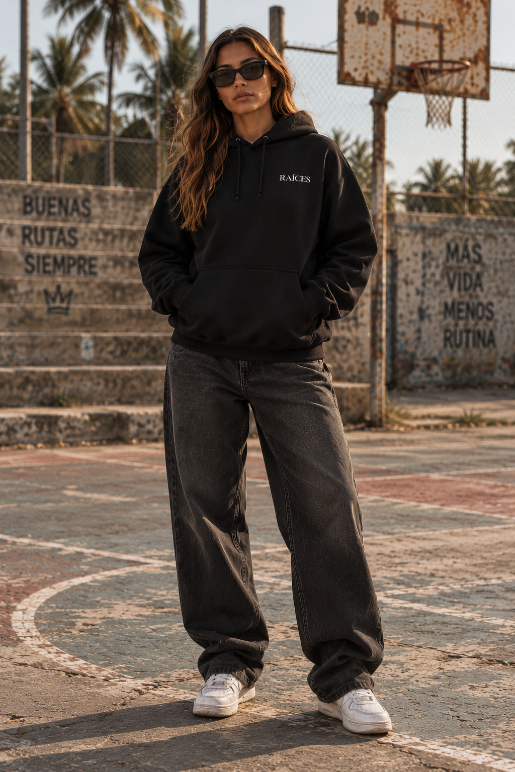 RAÍCES SÍMBOLO Essential Hoodie – Lifestyle- und Produktaufnahme 3