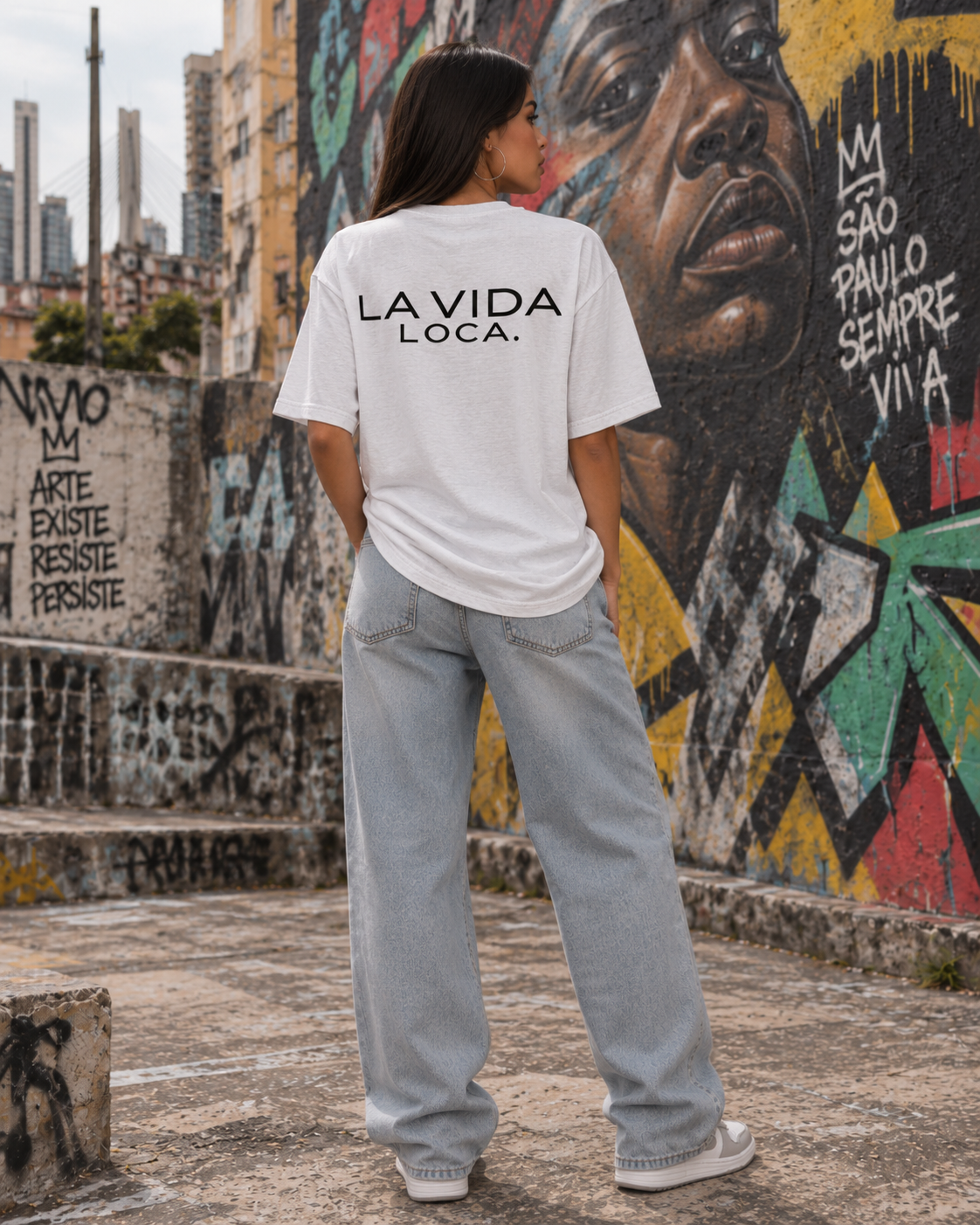 RAÍCES LA VIDA LOCA Heavy Oversized Tee – Lifestyle- und Produktaufnahme 2