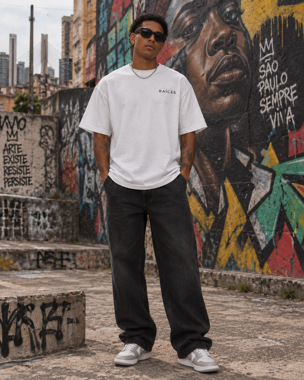 RAÍCES LA VIDA LOCA Heavy Oversized Tee – Lifestyle- und Produktaufnahme 3